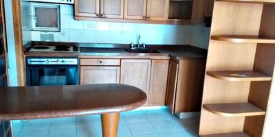 Sala comedor, 1 alcoba, cocina semi integral, pisos en madera y cerámica, 1 baño, zona de ropas, balcón, parqueadero cubierto.