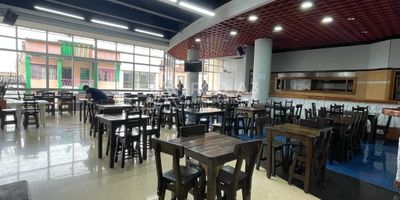 El local se encuentra dentro de un centro comercial de gran trayectoria, conocido como el centro tecnológico de Pereira, su ubicación estratégica permite llegar y salir con facilidad, además el sector garantiza una significativa demanda de bienes y servicios por los habitantes residentes de la zona como por la población flotante que visita el sector. 

Cuenta con cercanía a la Cámara de Comercio, Universidad Andina de Pereira, Clínica Los Rosales, entre otros entes de salud y diferentes servicios como hoteles, droguerías, cajeros automáticos, entre otros. 

Tiene un área de 53,90 m² distribuidos en un amplio salón con vista a la carrera novena, se entrega con mobiliario y demás utensilios de cocina para operar como restaurante. El centro comercial cuenta con vigilancia, parqueadero público y acceso por ascensor. 

(Coleg)