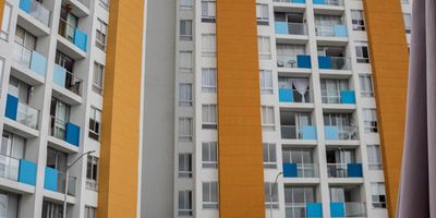 Hermoso apartamento en excelente zona de la ciudad de Pereira con un área de 74m2 tiene 3 habitaciones, la alcoba principal con baño y vestier. Un baño social, sala comedor y un hermoso balcón con vista panorámica de la ciudad.

Entre sus zonas sociales destacamos una amplia piscina, gimnasio, cancha múltiple, zona especializada para mascotas, una sala de estar en el último piso de sus torres, sauna y salón social.

El Conjunto Amarú Pereira tiene Fácil acceso por la avenida 30 de agosto o la avenida sur, cerca del hipermercado Alkosto, el almacén Pricesmart, universidades, clínicas y colegios.