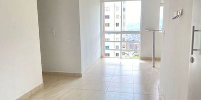 Apartamento en venta en Maria Auxiliadora, de 55 m2 aproximadamente cuenta con sala comedor, biblioteca o star, 2 alcobas, 2 closet, 2 baño, cocina integral, barra americana, red de gas, calentador a gas, zona de ropa, salón social, zonas verdes, juegos infantiles, gimnasio, piscina y portería 24 horas.Cercanías: Cancha de futbol María Auxiliadora