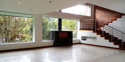 Casa en venta en unidad cerrada en la parte alta de la loma del Escobero, ubicada sobre esta vía principal con rutas de trasporte publico, cerca al colegio san José de las vegas y estación de servicio. Entorno totalmente campestre, muy tranquilo y de facil acceso. Piso en cerámica y madera, dos niveles, chimenea, sala comedor, estudio, estar de tv, biblioteca, 3 alcobas con baño en cada una, tina, cocina integral abierta tipo americano, alcoba y baño de servicio, balcon, terraza, jardín y parqueaderos (2 cubiertos). Cuenta con zona de bar, zona bbq cubierto Gym, salón social, parque infantil, placa polideportiva, cancha de squash, vigilancia 24 horas, citofonia y circuito cerrado de tv. *Inmuebles sujetos a verificación de disponibilidad.*