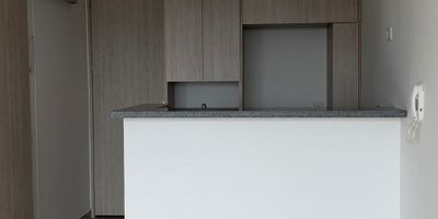 apartarta estudio ubicado en barrio la flora sector residencial cerca centros comerciales y parques apartaestudio totalmente nuevos cuenta con sala comedor y habitacion separados por un mueble cocina integral baño y vestier balcon con vista a los cerros, la unidad cuenta con espacio coworking salon de juegos lavanderia gimnacio terraza BBQ y piscina olimpica