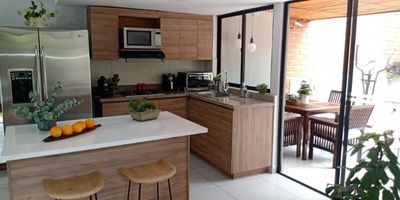 Hermosa casa de tres niveles disponible para venta, ubicada en parcelación campestre en sector exclusivo de Rionegro, donde se disfruta del aire puro y la tranquilidad de la naturaleza, sector seguro con vigilancia 24 horas, cerca a la zona urbana de Rionegro, centros comerciales, colegios, universidades y cercana al club Campestre la Macarena. Ideal para vivir.