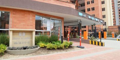 Apartamento en conjunto cerrado, completamente terminado, con excelentes acabados, listo para pasarse, closets en las e habitaciones, zona de ropas y coc8ina enchapadas de piso a techo, con calentador de gas, baños con espejo y muebles, división de baños en vidrio.