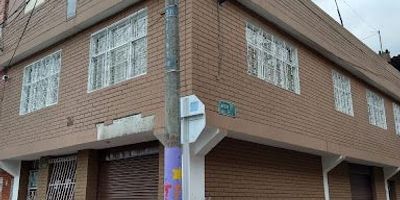 Primer piso:
 2 locales,
2 baños
2 habitaciones
Cocina

Segundo piso:
4 habitaciones
Sala comedor amplia 
2 baños 
Vestier
Cocina
Tercer piso:
Terraza 
Cuarto de lavandería
1 habitación