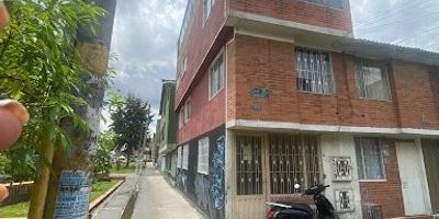 Casa  iluminada, ubicada  en riveras  de  occidente  primera  etapa  en   Bogotá, cómodas vías de acceso , cerca de centros comerciales , a parques, hospitales, supermercados, colegios, droguerías,iglesias, varias rutas de transporte, cuenta  con cuatro  alcobas, dos  con closet, cuatro  baños  sociales, sala  comedor, cocina integral, y  terraza, sector  de  alta  valorización.