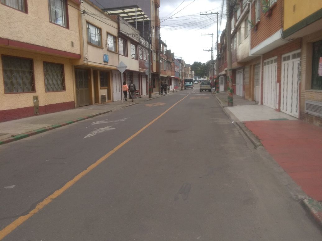 Casa de 8 alcobas en venta en Bosque Popular, Bogotá, 161 m² · foto 2 de 3
