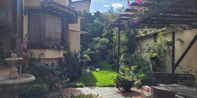 Excelente ubicación en el sector de sotileza. Casa lote de 625m2, esquinero. Con construcción de 560m2 de una casa y un apto. 
Puede utilizarse para construcción o para ocupar la casa y rentar el apto.
Calle cerrada con seguridad 24 horas.