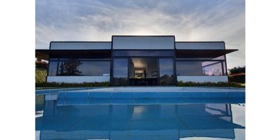 Casa Finca para venta en Las Palmas en Unidad Cerrada. 

Área Lote: 2100 Mts
Área Casa:  432 Mts 
Espejo de agua y firepit de 70 Mts 2
Terraza adicional 70 Mts
300 Mts de zona de parqueadero y juegos
Un solo nivel 
3 habitaciones 
Cocina social
Comedor
Sala
Salón multimedia
Oficina
Cuarto de hobbies
Cuarto de ropas
Cuarto de servicio 

Casa isotermica diseñada bajo Arquitectura 2.0

Dentro del valor de administración esta incluido el mantenimiento del Jardín.

 
