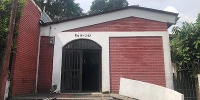 Local Comercial en Venta en el barrio Pinares de Pereira, Cuenta con un área de 500m2, 1 subdivisión interna, 4 baños, parqueaderos descubiertos: 10, Cocineta, Punto de Gas, Parqueadero Visitantes, Tipo Uso de Piso: Medio (Personas y Almacenamiento ligero).