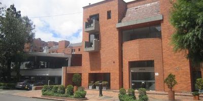 Espectacular apartamento recién remodelado, dúplex. En primer piso baño social, sala-comedor, cocina abierta, instalación para lavadora. En segundo piso un cuarto amplio con mueble de televisión y baño. Excelentes acabados. Cuenta con parqueadero cubierto propio. El depósito es asignado para uso exclusivo del apartamento. Excelente ubicación. Ideal para inversionistas, actualmente rentando. Edificio de 3 pisos con apartamentos dúplex,  con ascensor, vigilancia permanente, circuito cerrado de TV. Excelente ubicación, barrio residencial, cerca a transporte público, ubicado entre el parque de la calle 93 y el parque del Chicó.