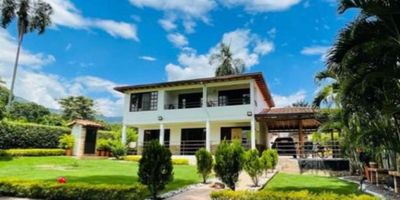 esta hermosa casa campestre, en conjunto cerrado, ofrece una exceente zona verde con frutales, kiosko, jacuzzy y bb, ademas la casa cuenta con dos plantas que ofrece: gran salon comedor, cocina abierta, baño social, cuarto de huespedes con baño, zona de ropas, terrazas en ambas plantas.

Zoan social; piscina, canha, parque y zonas verdes.