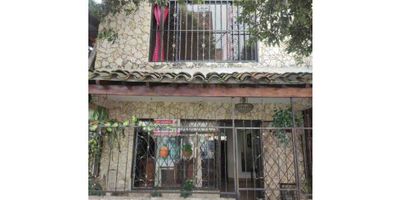 Se vende apartamento /rio de oro Girón

 

CONSTA :

✓ 4 HABITACIONES

✓2 BAÑOS 

✓SALA 

✓COMEDOR 

✓PATIO

✓2 PISOS

✓BERJA

✓COCINA TRADICIONAL

✓MESON TIPO AMERICANO

 

Se encuentra en zona recidencial con exelente acceso a vías principales vehiculares , zonas verdes (parque gañineral a dos cuadras) colegios, universidades, almacenes de cadena ,minimercados , iglesias , canchas .

 

Reserva tu cita sin costo 
 

 

