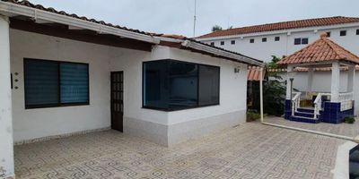 Te presentamos esta confortable casa ubicada en Melgar, Tolima, un lugar estratégico de la ciudad. Cerca a la base militar Tolemaida, parque ecológico ciudad reptilia, tiendas D1, Cafam melgar centro vacacional, club Sintra éxito melgar, club de suboficiales policía nacional,todo lo que necesitas para tu bienestar y el de los tuyos. Contáctanos y déjanos tener el privilegio de ayudarte a encontrar tu lugar ideal.