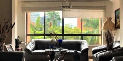 Apartamento en venta en unidad cerrada sector Alejandría. Facil acceso desde la Av el Poblado y cercano a servicios complementarios de Milla de oro. Cuenta con piso en ceramica, puerta de seguridad, sala comedor, 3 alcobas con baño en la principal, cocina integral cerrada tipo americano, alcoba de servicio, balcon y parqueaderos independientes cubiertos. Ascensor, vigilancia, citofonia, portería 24 horas y circuito cerrado de tv. *Inmuebles sujetos a verificación de disponibilidad.*