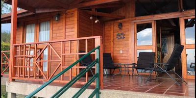 Finca para venta en San Francisco - Vereda Pueblo Viejo (Peumayen) con una extensa área de lote de 6.400m², ubicado en zona urbana con facil acceso y cercania al casco urbano. Consta de una casa principal con 183m² construidos la cual posee cuatro alcobas, dos baños, sala, comedor, piso en madera, balcón/terraza, jacuzzi,  cocina integral, además la finca cuenta con casa de mayordomo, zona de parqueo para 8 carros aprox. , espejo de agua, galpon, caballeriza. kiosko, bodega entre otras