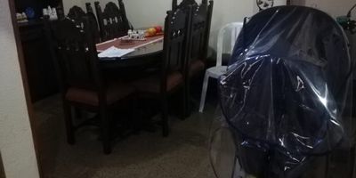 Se vende casa familiar con garaje para 2 carros, cocina integral, sala comedor, baño, 3 habitaciones, estudio y un apartamento en la terraza