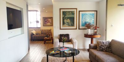 Apartamento en arriendo en unidad cerrada cerrada en San Lucas cerca a la iglesia, colegio y mall comercial. Entorno tranquilo, de fácil acceso y cercano a servicios complementarios. Piso en madera, puerta de seguridad, sala comedor, estudio, 2 alcobas con baño en la principal, cocina integral cerrada, alcoba y baño de servicio, balcon y parqueaderos lineales cubiertos. Conjunto cerrado con ascensor, zonas verdes, citofonia y vigilancia 12 hrs. *Inmuebles sujetos a verificación de disponibilidad.*