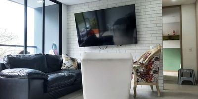 Apartamento en venta en unidad cerrada en la Loma de las Brujas, entorno muy natural y tranquilo, cerca servicios complementarios como centros de salud, instituciones educativas, centros comerciales, iglesias, entre otros. Piso en porcelanato y madera, sala comedor, estudio, 3 alcobas con baño en la principal, cocina integral abierta, balcon y parqueaderos lineales cubiertos. Cuenta con piscina, gimnasio, salón social, cancha de squash, parque infantil, zonas verdes, vigilancia 24 horas, citofonia y circuito cerrado de tv. *Inmuebles sujetos a verificación de disponibilidad.*