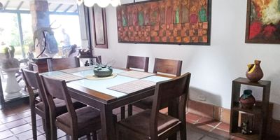 Casa en venta en unidad cerrada sector villa grande. Entorno natural y tranquilo, con fácil acceso desde las vegas, rutas de transporte publico y servicios complementarios. Piso en cerámica, tres niveles, chimenea, sala y comedor independiente, estudio, biblioteca, 4 alcobas con baño en la principal, cocina integral cerrada, alcoba y baño de servicio, balcon, terraza, jardín y parqueaderos (2 cubiertos). Cuenta con vigilancia 24 hrs. *Inmuebles sujetos a verificación de disponibilidad.*