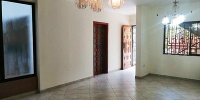 Casa independiente para uso residencial en arriendo en el sector Manila, cerca a vias principales, cerca a la 10, centro comercial Monterrey, Éxito Wow de El Poblado, Av. El Poblado, facil acceso a rutas de transporte publico y servicios complementarios. Piso en baldosa, sala comedor, estudio, 4 alcobas con baño en la principal, cocina integral cerrada y patios. *Inmuebles sujetos a verificación de disponibilidad.*