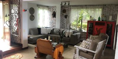 Casa en venta en unidad cerrada en el sector Altos del Poblado, cerca a Universidad Ces, restaurantes, vias principales y servicios complementarios. Piso en porcelanato y madera, sala y comedor independiente, estudio, estar de tv, 3 alcobas con baño en cada una, cocina integral cerrada, alcoba y baño de servicio, balcon y parqueaderos independientes cubiertos. Conjunto cerrado con parques infantiles, zonas verdes, vigilancia 24 hrs, citofonia y circuito cerrado de tv. *Inmuebles sujetos a verificación de disponibilidad.*