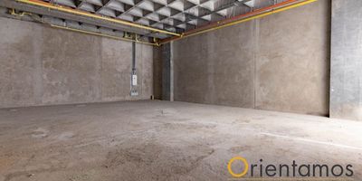 Local en obra gris para ser adecuado a gusto del cliente, ubicado en el centro comercial la central, el inmueble cuenta con un área de 144 metros cuadrados, distribuidos en un cómodo espacio comercial; su ubicación estratégica le permitirá llevar a cabo diversas modalidades de negocio, cerca de colegios y unidades residenciales, buenas rutas de transporte y cerca al Tranvía del Metro.