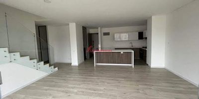 Se Vende Apartamento Dúplex en Envigado Cumbres, Sector residencial con excelentes rutas de acceso y de transporte, 160.06 mts de apartamento y 40.23 metros de terraza. Primer piso: dos habitaciones, una de ellas con baño, baño social, cocina abierta, zona de ropas, balcón. Segundo piso: Habitación principal con dos vestier y baño, estudio, terraza. Cuenta con parqueadero doble lineal, cuarto útil. Unidad completa, portería 24 horas, piscina, juegos infantiles, gimnasio. Arrendamientos las Américas sede Poblado