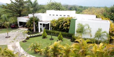 Sala Comedor, cocina integral, pisos en cerámica, 3 alcobas + alcoba de servicio, 4 baños, star biblioteca, zona de ropas, aire acondicionado, piscina, 2 parqueaderos cubierto y espacio para 4 parqueaderos exteriores.

portería 24 horas.

INTERMOBILIARIA POBLADO S.A.S.