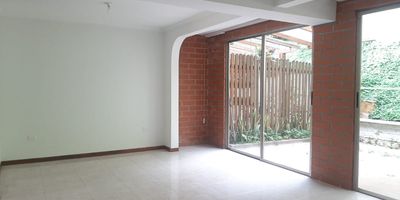 Casa en arriendo en unidad cerrada en el sector de la Abadía, ambiente totalmente residencial, de facil acceso, cercana a supermercados. Piso en porcelanato, dos niveles, sala comedor, estudio, 3 alcobas con baño en la principal, cocina integral abierta tipo americano, alcoba y baño de servicio, terraza y parqueaderos lineales cubiertos. Piscina, parque infantil, zonas verdes, vigilancia 24 horas, citofonia y circuito cerrado de tv