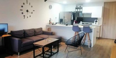 Apartaestudio en arriendo en unidad cerrada sector Los González, cerca a supermercados, restaurantes, universidades y colegios, centros comerciales, sector tranquilo, cercano a una gran variedad de servicios complementarios. Piso en madera, puerta de seguridad, sala comedor, 1 alcoba con baño privado, baño social, cocina integral abierta tipo americano, aire acondicionado, balcon y parqueadero cubierto. Edificio con ascensor, piscina, gym, salón comunal, parques infantiles, zonas verdes, vigilancia 24 hrs, citofonia, circuito cerrado de tv. *Inmuebles sujetos a verificación de disponibilidad.*