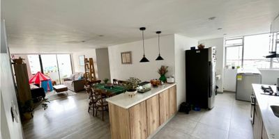 Apartamento en venta muy amplio e iluminado, cuenta con 3 alcobas con clósets, 2 baños, calentador, cocina integral, gas natural, suelos en porcelanato y madera flotante, parqueadero cubierto, vigilancia, portería; cerca a colegios, universidades y parques. 
