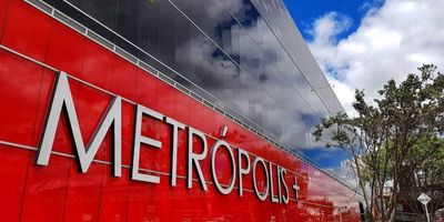 Te presentamos este local ubicado en centro comercial y empresarial Metrópolis, localizado en el corazón de Bogotá un lugar estratégico de la ciudad gracias a su alto flujo peatonal y vehicular, lo que garantizará que tu negocio sea todo un éxito ofreciendo una experiencia única e inolvidable a todos los visitantes que lleguen a su negocio. Cuenta con amplio espacio y muy bien ubicado dentro del centro comercial. Cerca podrás encontrar gran variedad de rutas de transporte público, parque metrópolis con amplias zonas verdes, almacenes de cadena como Éxito de la calle 80, Alkosto avenida 68, CAI de las ferias, escuela militar de Cadetes General José María Córdova y la conferencia episcopal de Colombia. No esperes más y anímate a encontrar con nosotros tu lugar ideal. Contáctanos y déjanos tener el privilegio de atenderte.
