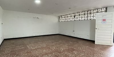 Excelente oportunidad de venta en Barranquilla, Atlántico. Presentamos este edificio de 3 pisos ubicado en el barrio Santana. Con 1392 m² de área construida y privada, este inmueble es versátil para distintos proyectos. Dispone de 1 habitación y 1 baño, y cuenta con vigilancia para mayor tranquilidad. Su construcción tiene 21 años de antigüedad y su precio de venta es de $2.700.000.000. Aunque no incluye parqueaderos propios, su ubicación en Estrato 4, Santana, Barranquilla, ofrece buena accesibilidad. Si busca invertir en un edificio en esta zona de la ciudad, le invitamos a conocer más. Contáctenos para detalles vía WhatsApp, quiero que me contacten o ver teléfonos.