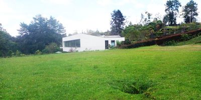 PR1500. Lote en parcelación en venta en alto de palmas, cerca al colegio Alcaravanes y con acceso a gran variedad de servicios complementarios en el mall indiana y viva palmas. Entorno altamente campestre y tranquilo, de gran desarrollo urbanistico. Cuenta con area de 2360 M2, para uso residencial. Unidad con parque infantil, zonas verdes, vigilancia 24 horas, alarma, citofonia y circuito cerrado de tv. *Inmuebles sujetos a verificación de disponibilidad.*