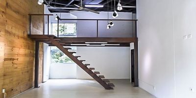 Local en venta en edificio empresarial en el sector del Tesoro, cerca a múltiples servicios complementarios del centro comercial y del mall del este, con fácil acceso desde la superior y rutas de transporte publico. Piso en material pulido, 2 espacios, dos niveles, baño privado, cableado de red, aire acondicionado central, área de recepción, mezanine, energía básica, y vitrina. Cuenta con ascensor, vigilancia 24 horas, citofonia y circuito cerrado de tv. Parking visitantes. *Inmuebles sujetos a verificación de disponibilidad.*