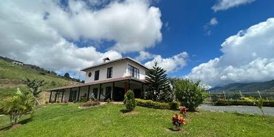 Hermosa casa para la venta ubicada en El Carmen , DAGUA a solo 15 minutos del Kl 30. Construcción de 2 plantas sobre un lote de 3.100 mt2. Primero piso con sala comedor, cocina integral abierta, zona de oficios, 3 habitación, 1 de ellas con closert, 2 baños. Segundo piso  habitación principal con baño y vestier, star de TV Informes  Liliana Tovar 3204882091 - Fernando Ángel 3137040493