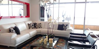 Apartamento en venta en unidad cerrada en el sector Los Balsos, cercano a servicios complementarios del centro comercial, fácil acceso desde la Superior, ambiente tranquilo de poco flujo vehicular y transito de solo residentes. Solo dos torres de aptos. Piso en porcelanato y madera, puerta de seguridad, sala y comedor independiente, 3 alcobas con baño en cada una, cocina integral abierta tipo americano, alcoba y baño de servicio, balcón y parqueaderos independientes cubiertos. Piscina , gym, salón comuna, parques infantiles, zonas verdes, placa polideportiva, vigilancia 24 horas, citofonia y circuito cerrado de tv. *Inmuebles sujetos a verificación de disponibilidad.*