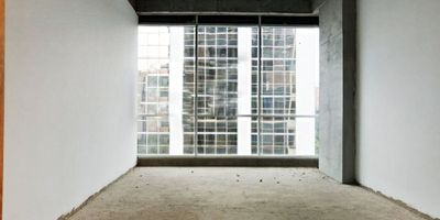 Oficina para venta en unidad cerrada en el sector El Campestre a dos cuadras del Club Campestre, cerca a centro comercial Santafé, Museo El Castillo y Sao Paulo Plaza, sobre Av. Poblado, facil acceso a rutas de transporte publico y servicios complementarios. Piso en mortero, 1 espacio, baño privado, aire acondicionado central, y parqueadero cubierto. Conjunto cerrado con ascensor, vigilancia 24 hrs, citofonia, baños comunales, y planta electrica.