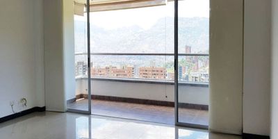 Apartamento en arriendo en unidad cerrada sector exclusivo de la Calera. Entre el colegio marymount y los cedros, sector tranquilo de poco flujo vehicular y con fácil acceso desde la superior. Piso en porcelanato y madera, puerta de seguridad, sala y comedor independiente,3 alcobas con baño en la principal, cocina integral abierta, balcón y parqueaderos lineales cubiertos. Piscina, gym, sauna, parque infantil, zonas verdes, vigilancia 24 horas, citofonia y circuito cerrado de tv. *Inmuebles sujetos a verificación de disponibilidad.*
