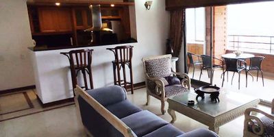 Apartamento amoblado en arriendo en unidad cerrada sector del Tesoro con facil acceso desde Las Santas, a solo cuatro cuadras de múltiples servicios complementarios en el centro comercial, colegios Marymount y los Cedros. Piso en porcelanato y madera, puerta de seguridad, sala y comedor independiente, estudio, 3 alcobas con baño en la principal, cocina integral abierta tipo americano, balcon y parqueaderos lineales cubiertos. Piscina, sauna, parque infantil, placa polideportiva, generosas zonas verdes con sendero para mascotas, vigilancia 24 horas, citofonia y circuito cerrado de tv. *Inmuebles sujetos a verificación de disponibilidad.*