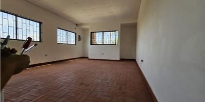 Casa comercial en arriendo ubicada en barrio Los Jobos, idela para educación, amplia, cuenta con una area de 600mt, 3 pisos, patio grande con entrada tipo garage, excelente ubicacion para colegio o jardin infantil.

