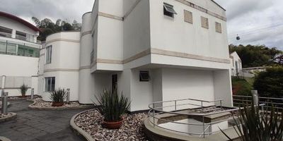 Casa con excelente vista en venta en Pinares. Cuenta con 287m2, ventanas de piso a techo, amplia, pisos en porcelanato, tiene 4 cuartos incluido el del servicio, 3 baños completos incluido el del servicio y un baño social sin ducha. Amplio balcón ideal para asados, una cocina integral bastante espaciosa, parqueadero cubierto para 3 carros y 1 cuarto útil. El conjunto ofrece Vigilancia, Salón Social, Parqueadero Visitantes.