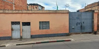 Excelente lote ubicado en Fontibón en el Barrio EL CARMEN con un área de 406m2 agradable para construir terreno soportable en forma de trapecio inicia con 5.60mts finaliza en 14.20mts, Residencial y comercial cerca al parque centenario y al principal de Fontibón, Av principales como Calle 13 y 17, cerca almacenes de cadena como Éxito, compensar zona franca,  centro comercial viva. Transporte Municipal, intermunicipal, alimentadores del Transmilenio que los trasladan al Portal el Dorado y Sipt