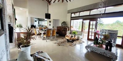 Casa en arriendo y venta en unidad cerrada en el Alto del Escobero. Piso en porcelanato y madera, chimenea, sala comedor, estudio, estar de tv, 4 alcobas con baño en cada una, cocina integral abierta tipo americano, alcoba y baño de servicio, terraza, jardín y parqueaderos (2 cubiertos). Aire fresco, lote de gran extensión, con senderos, poco ruido alejado del trafico de la ciudad. vigilancia 24 horas y circuito cerrado de tv.