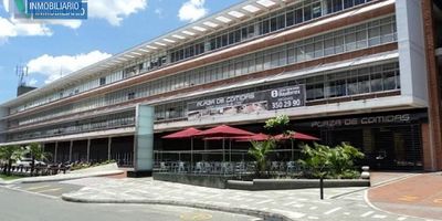 Local de 199,4 metros cuadrados aproximadamente, con posibilidad de destinación de oficina. Cuenta con 3 parqueaderos sencillos. Ubicado en importante centro empresarial con vigilancia privada 24 horas los 7 días de la semana, circuito cerrado de televisión, planta de emergencia en zonas comunes, tanques de reserva de agua, plazoleta de comidas, 7 ascensores, auditorio con capacidad para 120 personas modulable. Consta de 120 parqueaderos para visitantes, 800 parqueaderos privados y un total de 207 locales. En sector con fácil acceso a transporte público y al sistema Metro. El canon incluye la cuota de administración y se le debe sumar el IVA del 19 por ciento. Reajustes del IPC mas 3 puntos porcentuales.