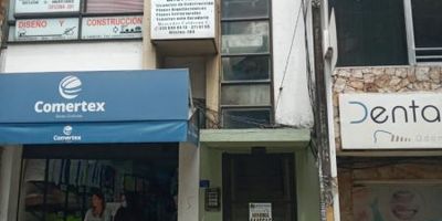 Oficina en Itagüí centro con 1 baño, área 17 mts.¡OFICINA IDEAL PARA SU NEGOCIO! Ubicada en el corazón comercial de Itagüí, le ofrecemos esta moderna y luminosa oficina de 17 m2 en el poso 2. ¿Buscas un espacio estratégico para impulsar tus ventas? Esta zona de Itagüí Centro es un lugar privilegiado, rodeada de reconocidos centros comerciales y con fácil acceso a transporte público. La oficina cuenta con acabados de primera, iluminación natural, cableado para internet y telefonía. El baño privado es amplio y completamente renovado. Además, el condominio brinda áreas comunes bien mantenidas y seguridad las 24 horas. Podrás trabajar en un entorno tranquilo y seguro. ¡No dejes pasar esta oportunidad! Llámanos hoy mismo para agendar una visita. Este espacio ideal para tu oficina se va a ir rápido. SOLO OFINAS Y BODEGAS