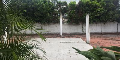 venta de lote de 1200 metros ubicado sobre la calle 5 carca al batallón, centro comercial el limonar, frente a la estación del mío. espectacular oportunidad para negocio donde puedes invertir en vivienda y comercio, gran parte del lote se encuentra rodeado en muro y otra en reja. el lote esta completamente despejado. INFO: JOHN JAIRO MONTOYA 3112405041