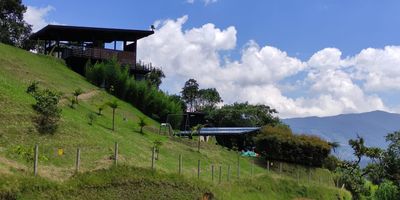 Apartamento para arriendo en Santa Mónica, zona residencial con cercanía a colegios, vias principales con rutas de transporte publico, parque, tiendas y supermercados. Es cuarto piso con un área de 75m², dos alcobas, un baño, salón comedor, cocina integral, red de gas, closet en cada alcoba, calentador, piso en cerámica y zona de ropas.