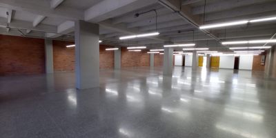 Oficina en arriendo en el barrio NOEL, Medellín, Antioquia. Este espacio de 466 m² ofrece amplios ambientes, ideales para su empresa. Cuenta con 4 baños y 6 parqueaderos, brindando comodidad y funcionalidad. Su ubicación estratégica en una zona muy comercial garantiza fácil acceso y visibilidad para su negocio. Canon de arriendo: $34.100.000. Si desea conocer más sobre esta oficina en Medellín, contáctenos vía WhatsApp, pida que le contacten o revise los teléfonos disponibles.